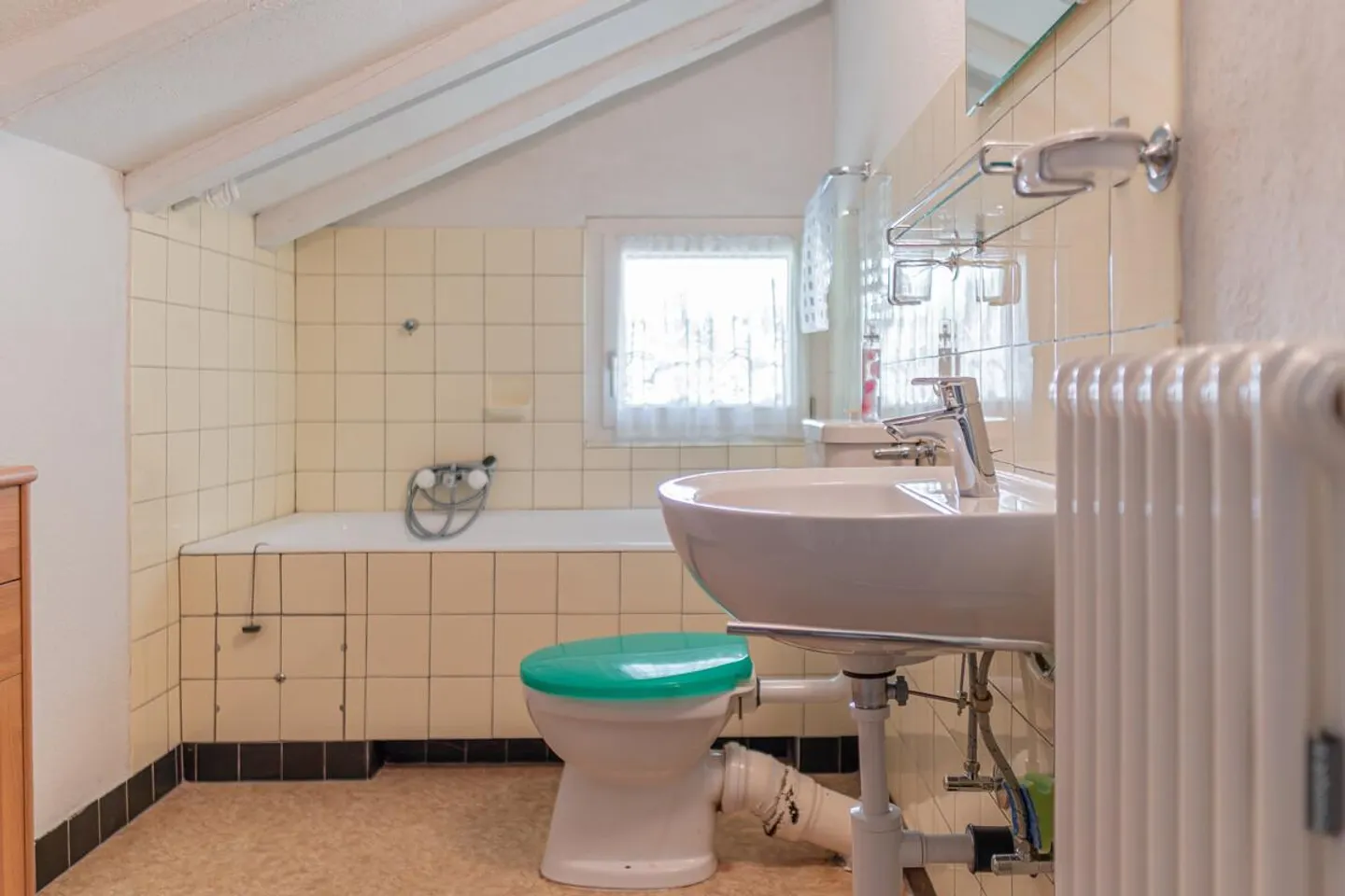 Casa unifamiliare ben tenuta con appartamento separato e molto potenziale - Foto 18 di 25