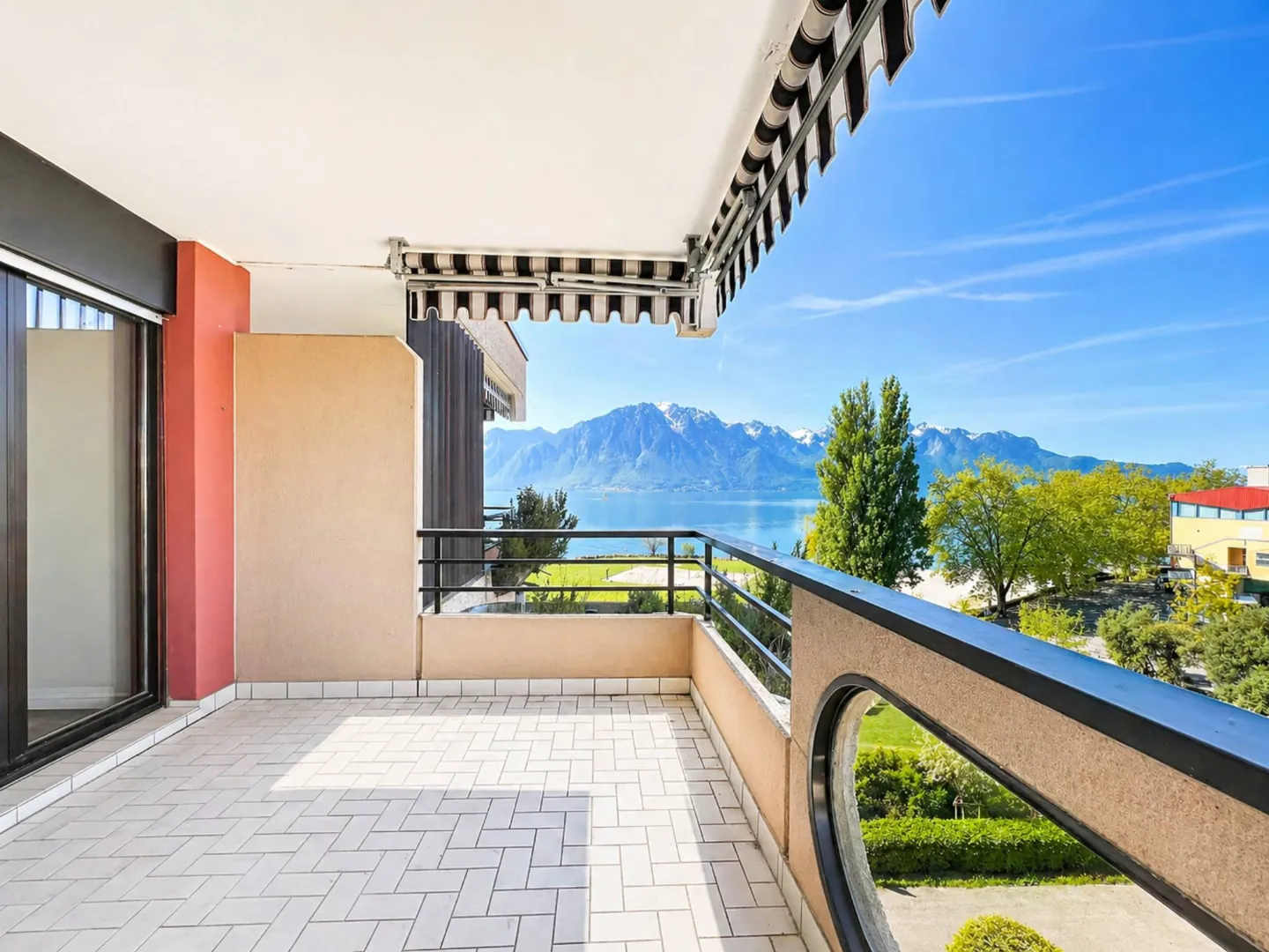 Attico con 2,5 stanze, grande balcone e vista lago - Foto 2 di 7