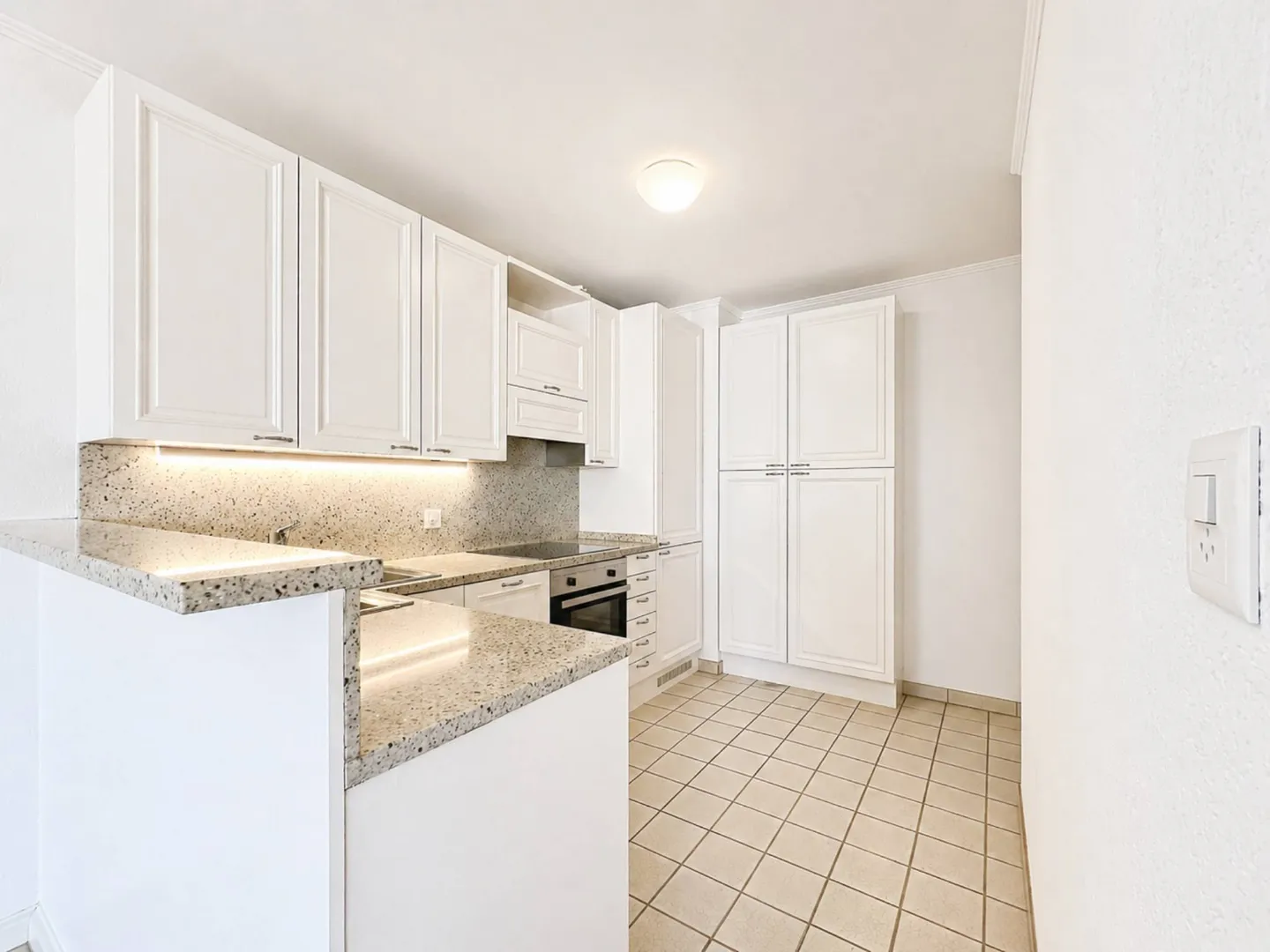 Attico con 2,5 stanze, grande balcone e vista lago - Foto 3 di 7