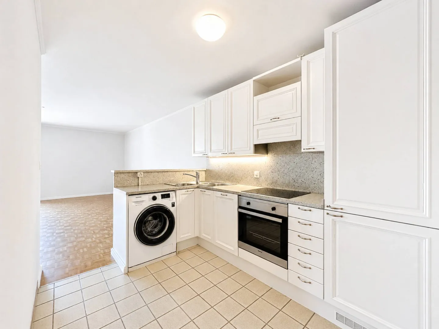 Attico con 2,5 stanze, grande balcone e vista lago - Foto 4 di 7