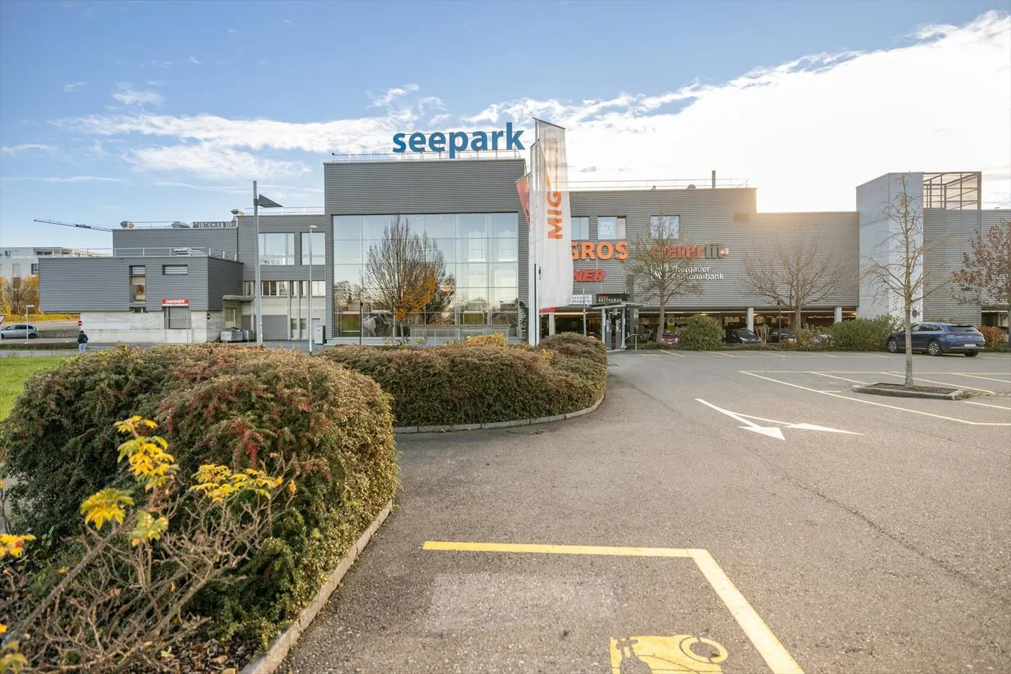 Spazio commerciale frequentato direttamente presso il garage sotterraneo - Centro commerciale Seepark - Foto 1 di 9