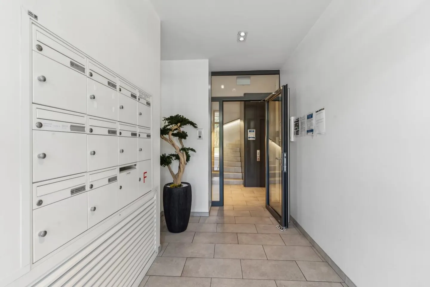 Beautiful spaces for rent in Malagnou - Photo 2 of 13