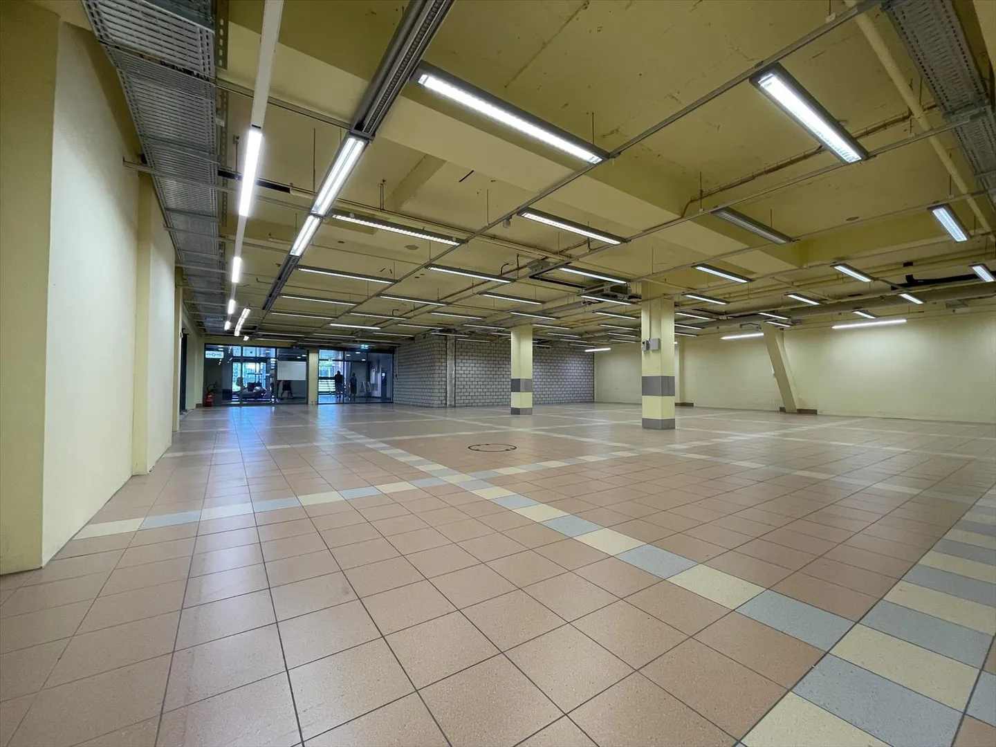 Spazio commerciale frequentato direttamente presso il garage sotterraneo - Centro commerciale Seepark - Foto 9 di 9