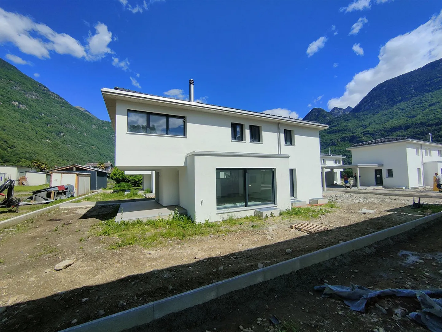 New single-family homes with garden in Moleno - Photo 1 of 25