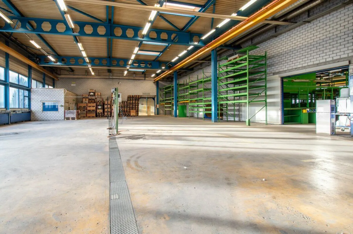 Spazio di produzione versatile con impianto di gru a Trimmis - Foto 1 di 4