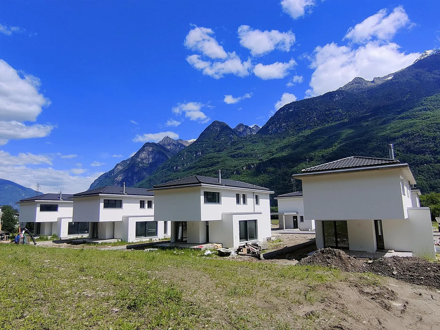 New single-family homes with garden in Moleno - Photo 2 of 25