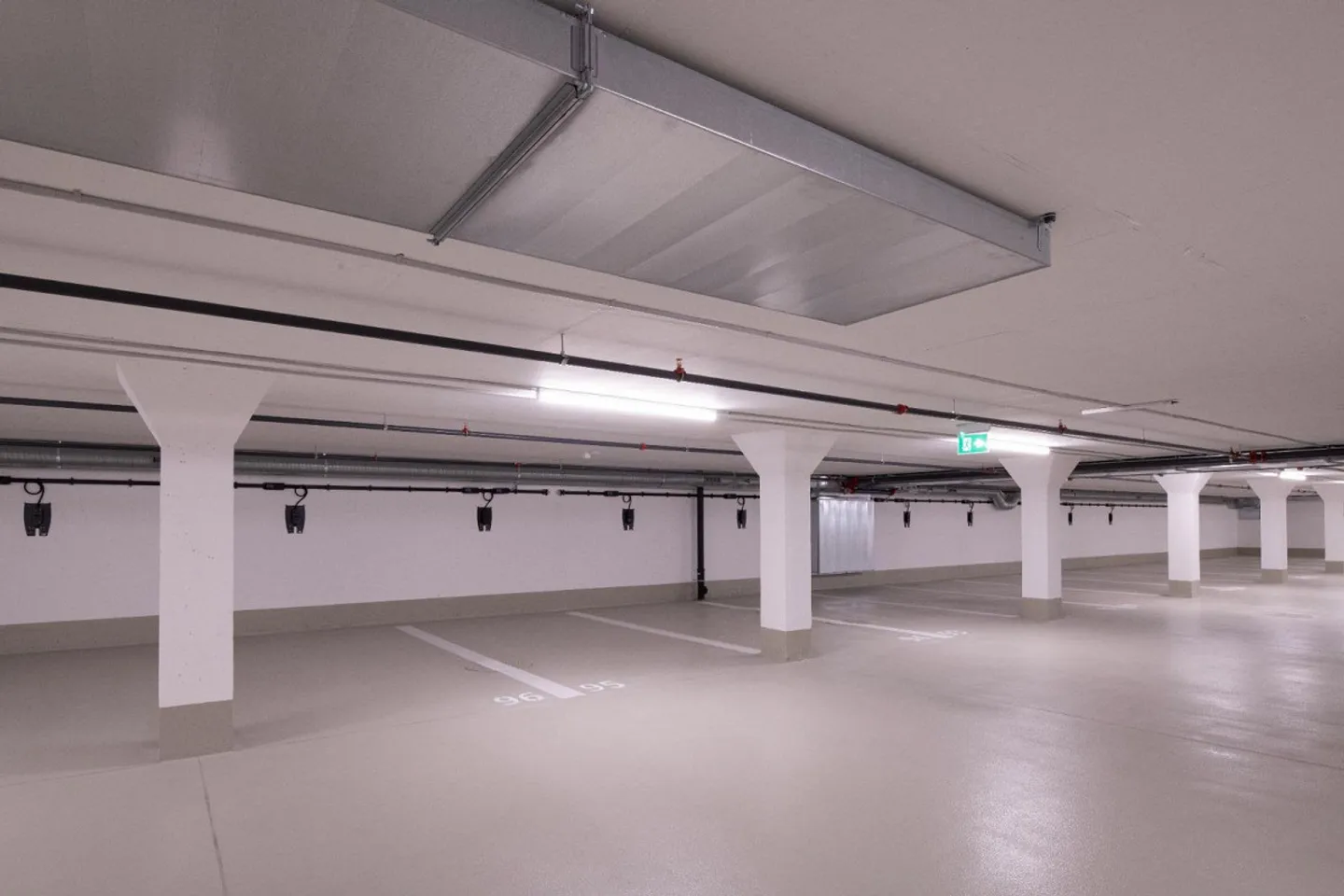 Innenparkplatz für Elektroauto - Foto 1 von 1