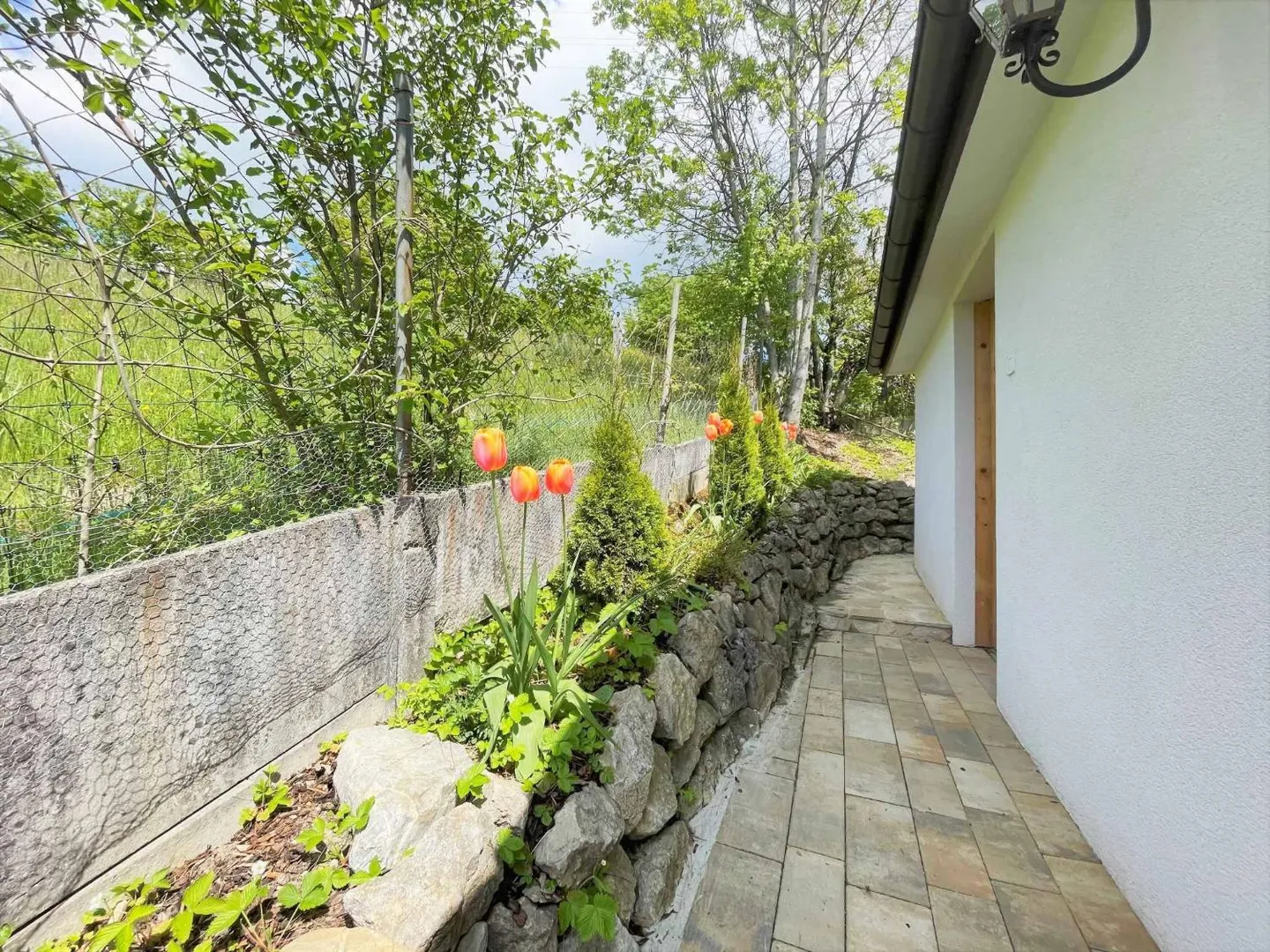 Charming detached house - Photo 2 of 9
