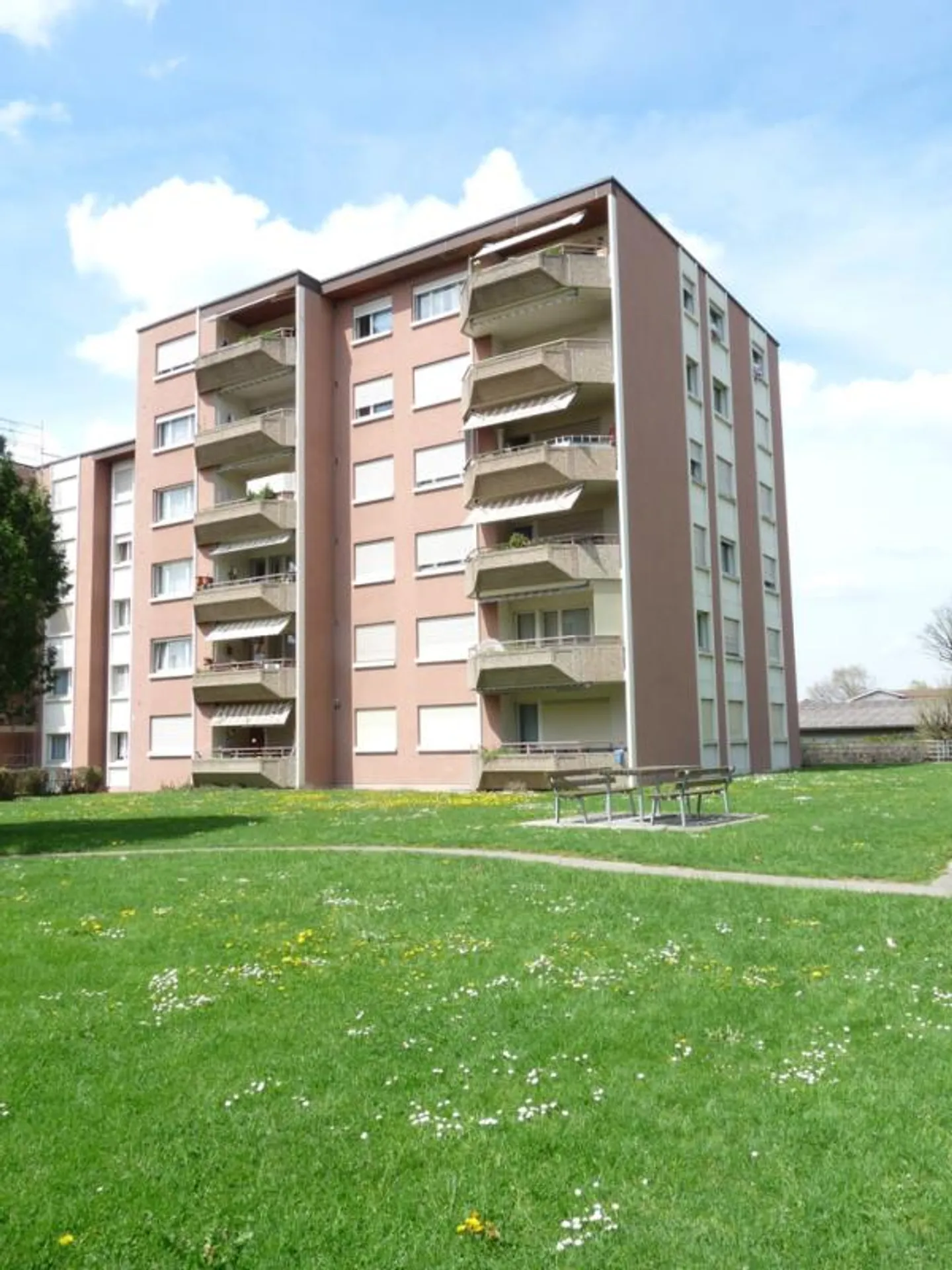 Belle appartement de 2,5 pièces dans un emplacement attrayant - Photo 1 sur 8