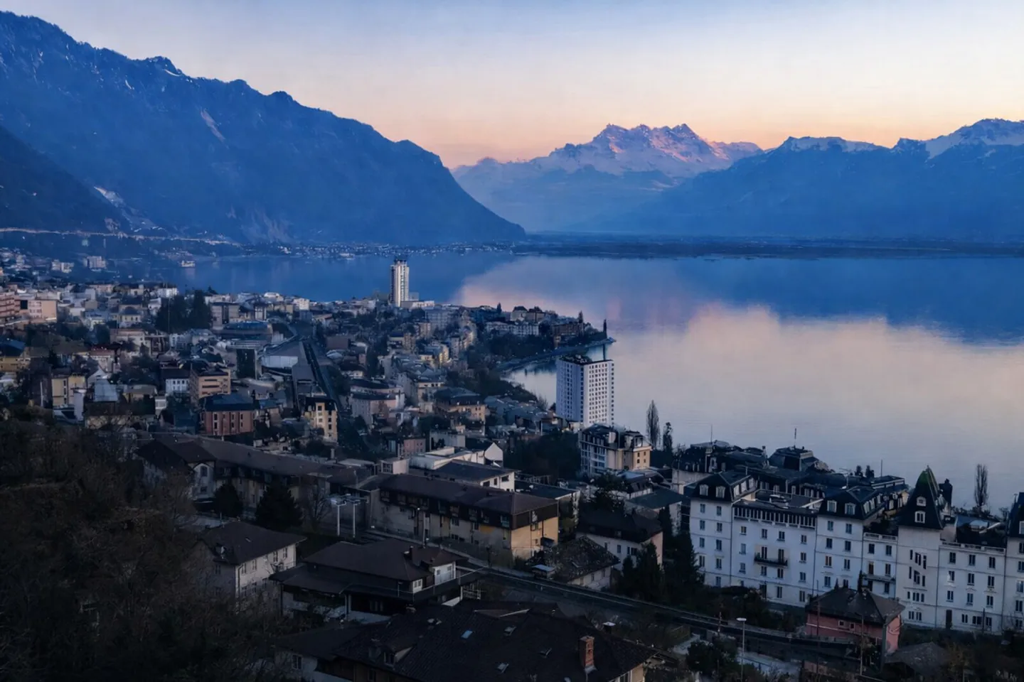 Elegantes Semi-Basement Haus - Foto 1 von 5