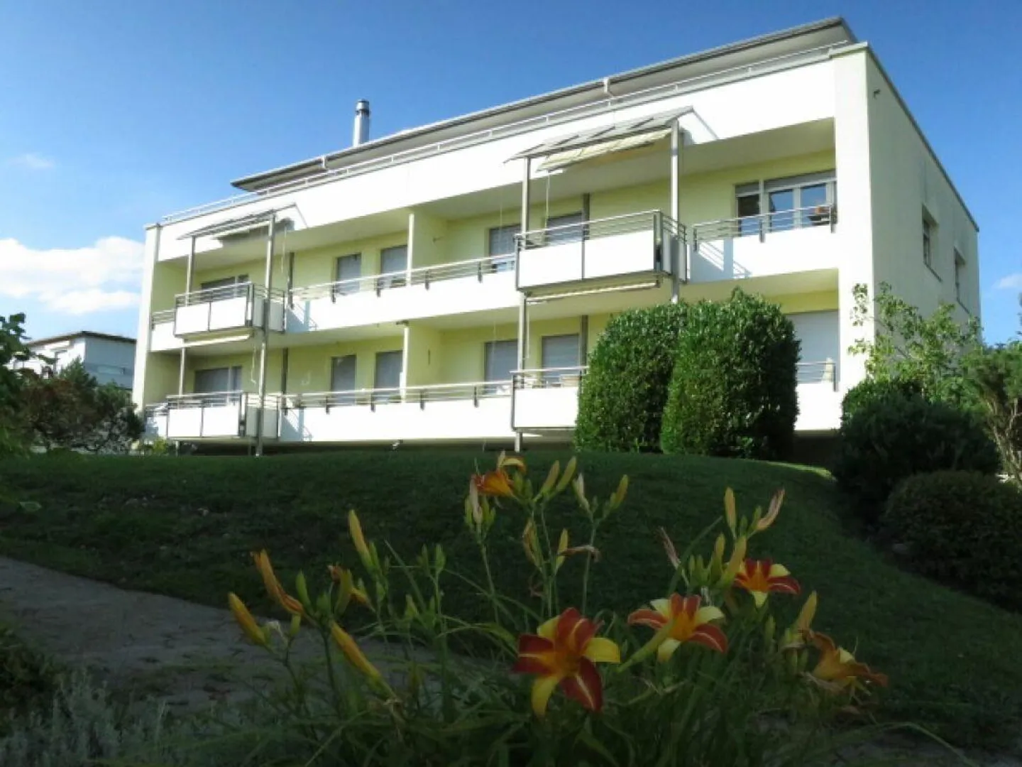 Appartement de 4 pièces au rez-de-chaussée surélevé dans un emplacement calme à Männedorf - Photo 1 sur 10