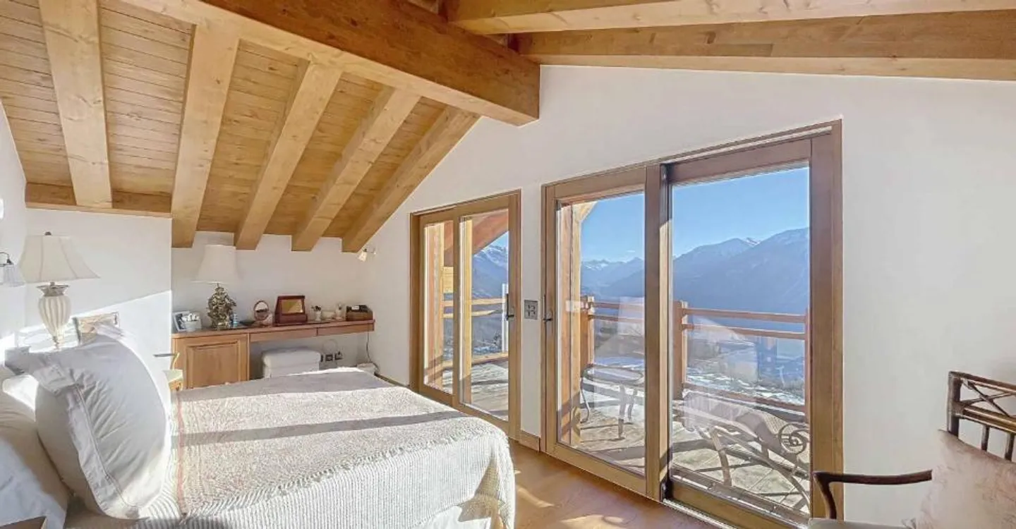 RARE - WUNDERSCHÖNES CHALET MIT 5 SCHLAFZIMMERN UND PANORAMABLICK - Foto 5 von 9