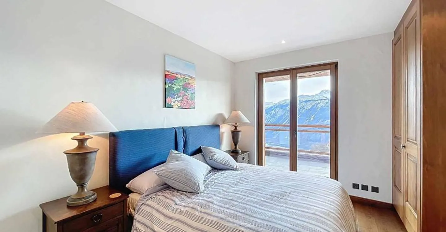 RARE - WUNDERSCHÖNES CHALET MIT 5 SCHLAFZIMMERN UND PANORAMABLICK - Foto 8 von 9