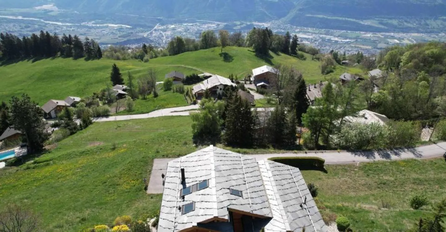 RARE - WUNDERSCHÖNES CHALET MIT 5 SCHLAFZIMMERN UND PANORAMABLICK - Foto 2 von 9
