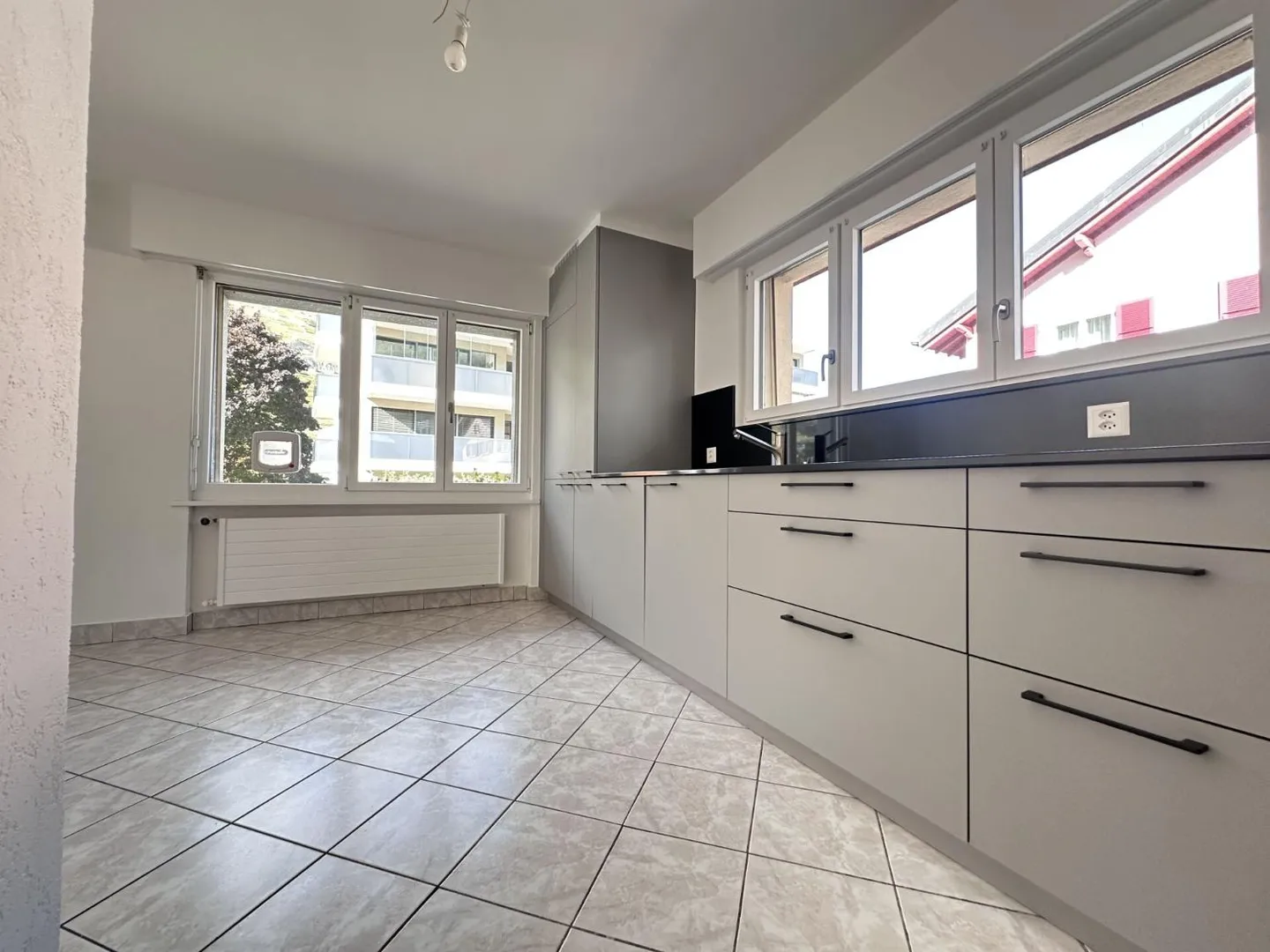 Einfamilienhaus mit Möglichkeit zur selbständigen Tätigkeit und großer Terrasse - Foto 4 von 13
