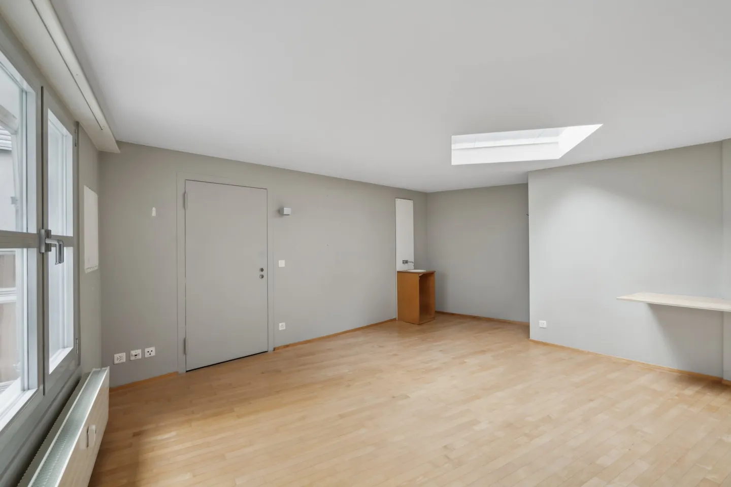 Spazi per pratiche versatili in una posizione frequentata! - Foto 6 di 13