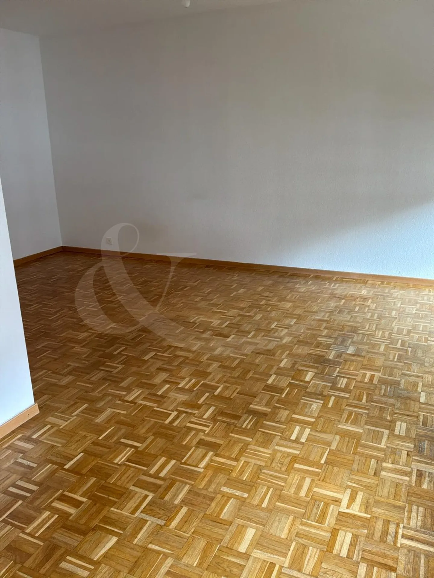 Charming 4-Room Apartment - Photo 2 of 5