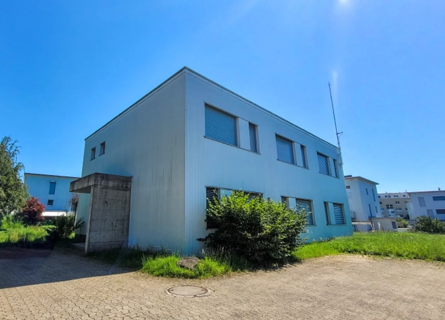 Mixed-use building for rent - Photo 1 of 4