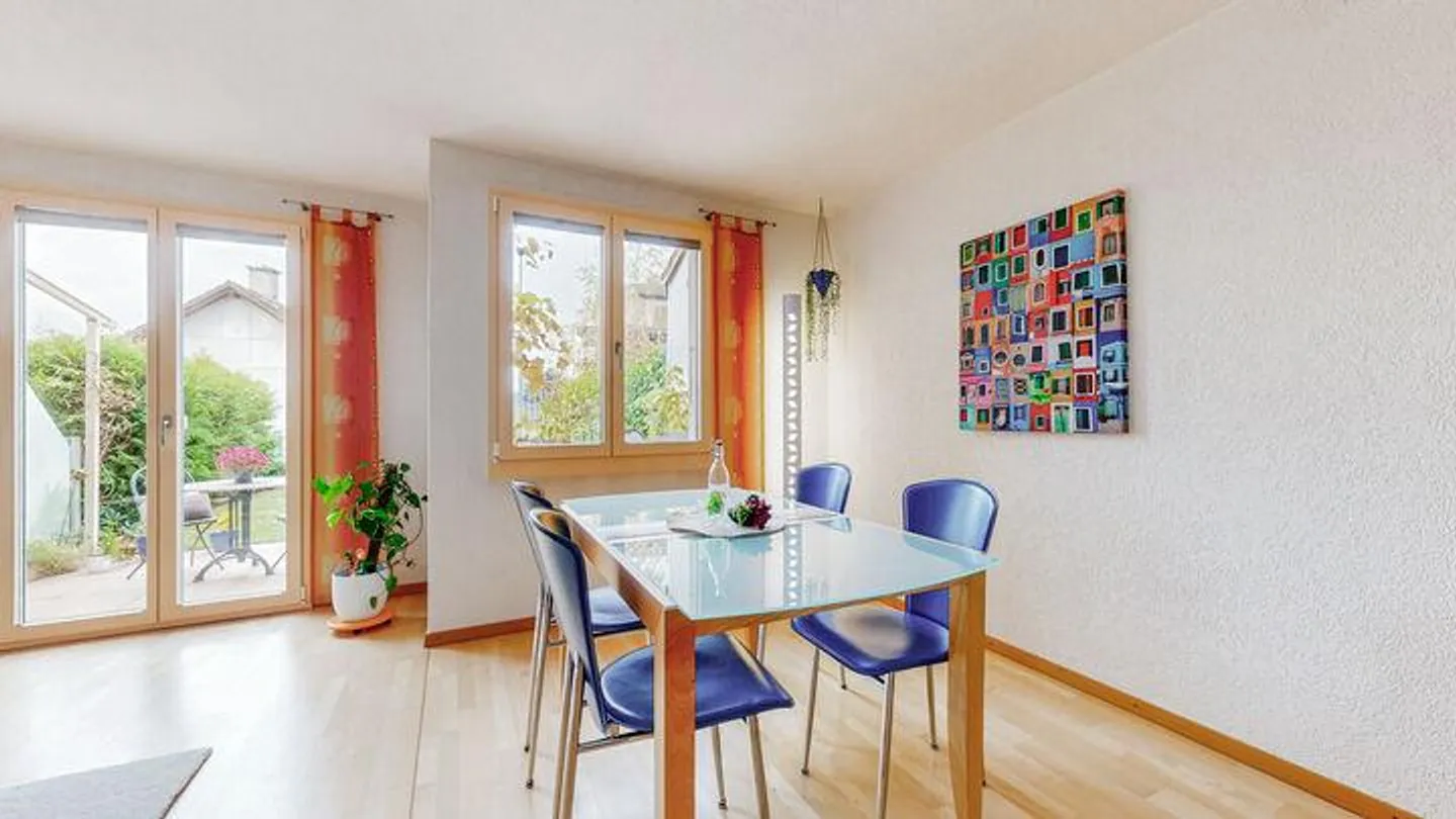 Cozy Living with Private Garden - Photo 6 of 8