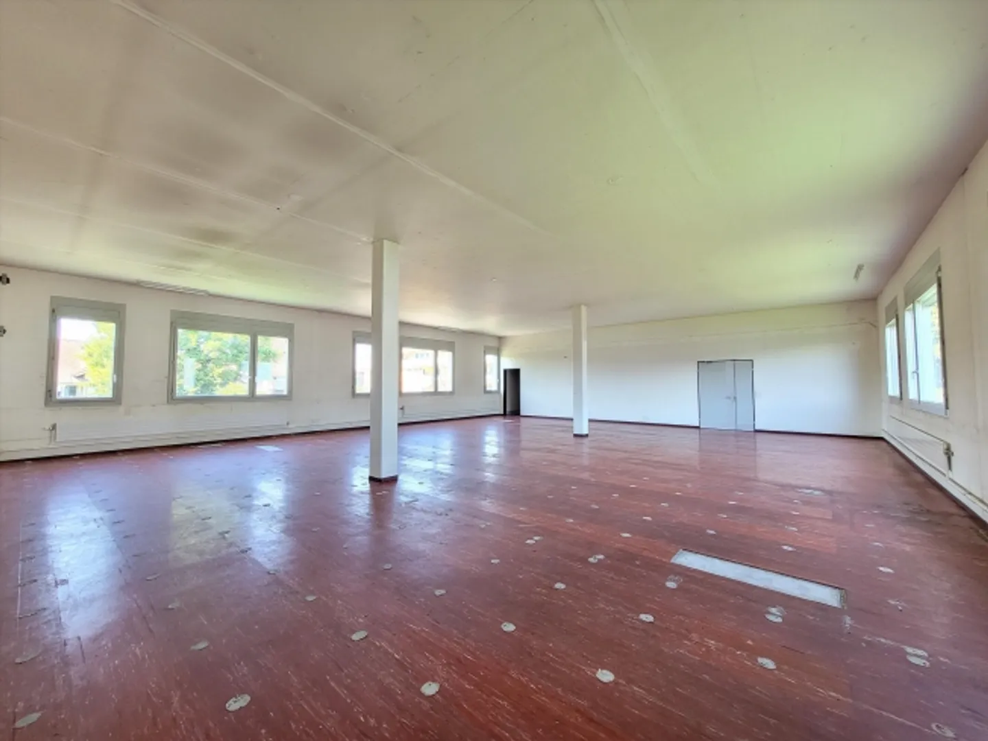 Mixed-use building for rent - Photo 3 of 4