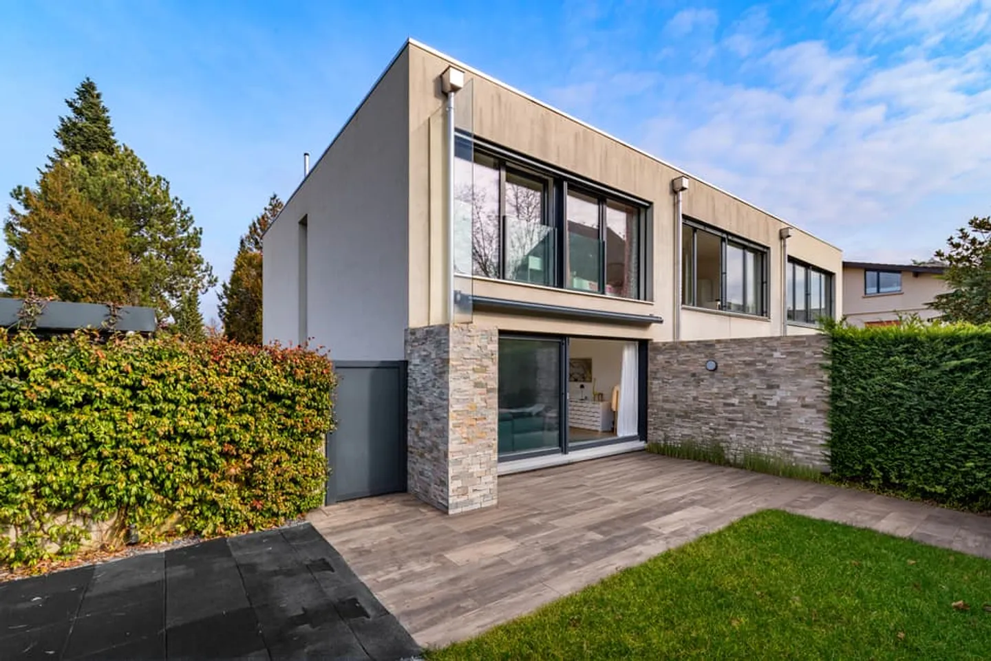 Villa contemporaine en pignon - Foto 1 von 11