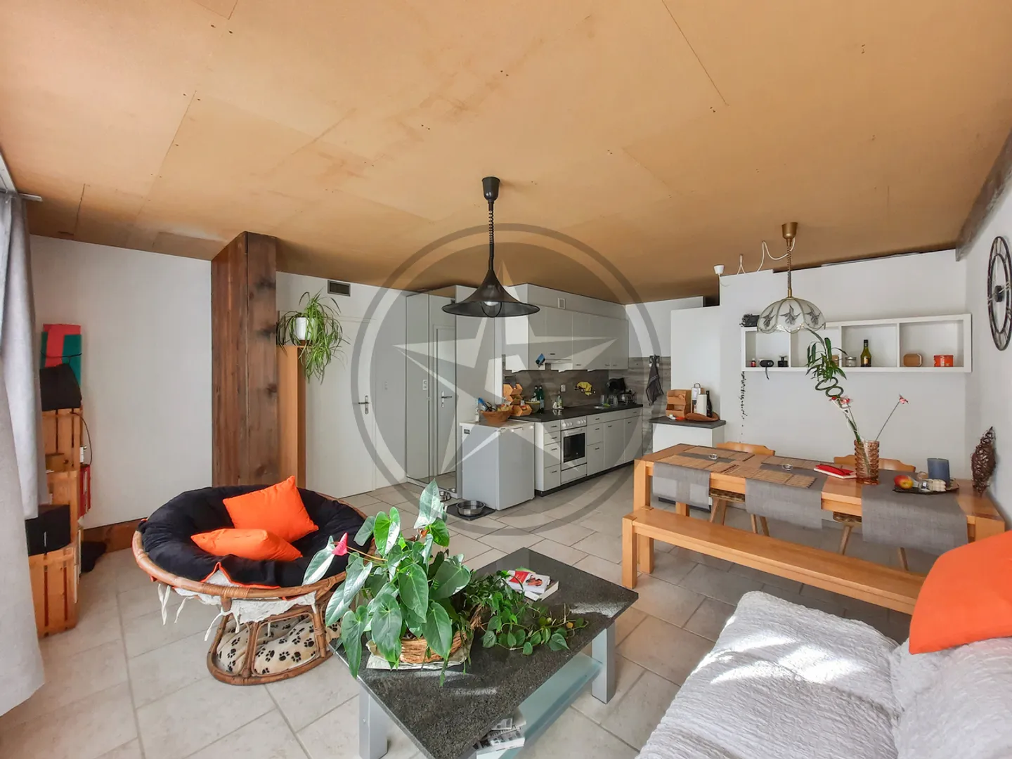 Ferme en rangée rénovée avec appartements, grange et terrain à bâtir - Photo 3 sur 13