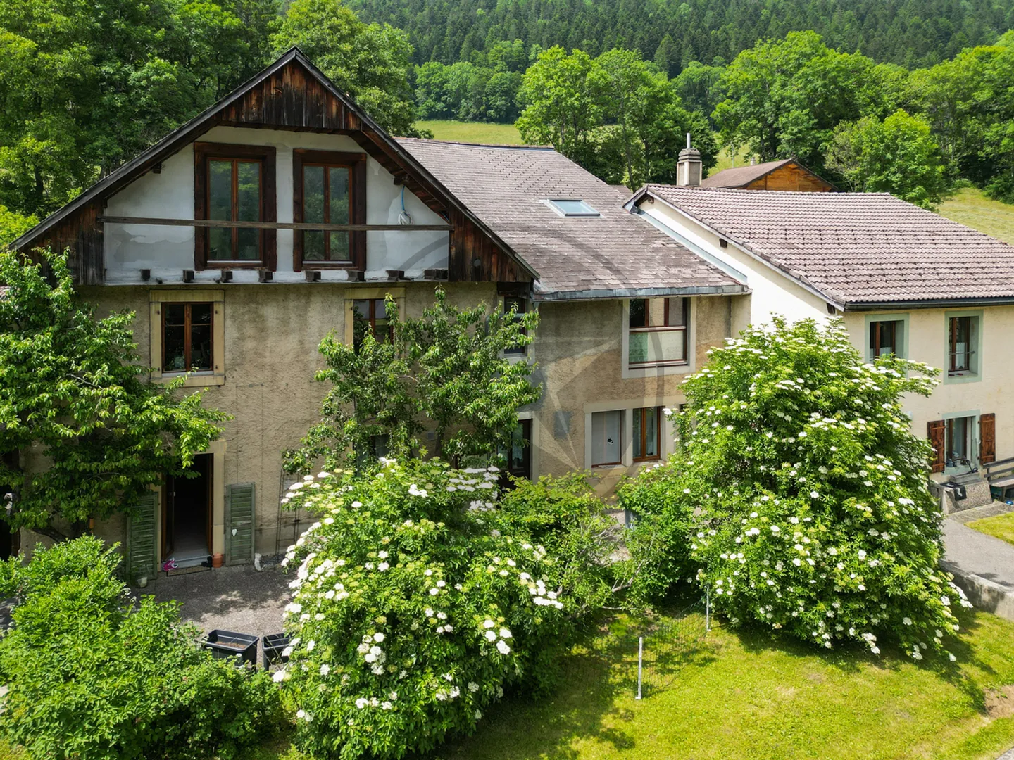 Ferme en rangée rénovée avec appartements, grange et terrain à bâtir - Photo 11 sur 13
