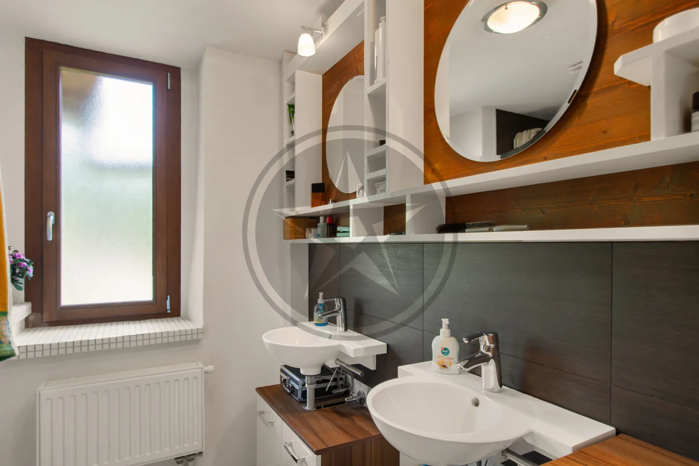 Ferme en rangée rénovée avec appartements, grange et terrain à bâtir - Photo 5 sur 13