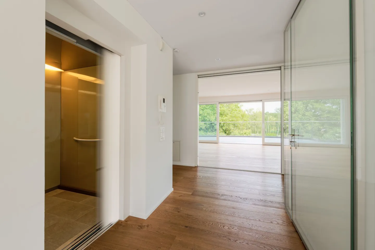 Appartamento con terrazza di 370 m2 nel verde - Foto 8 di 18