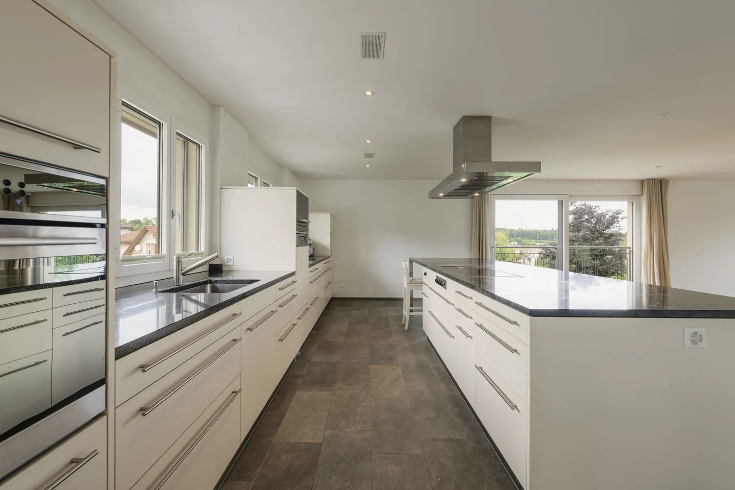 Appartamento con terrazza di 370 m2 nel verde - Foto 5 di 18