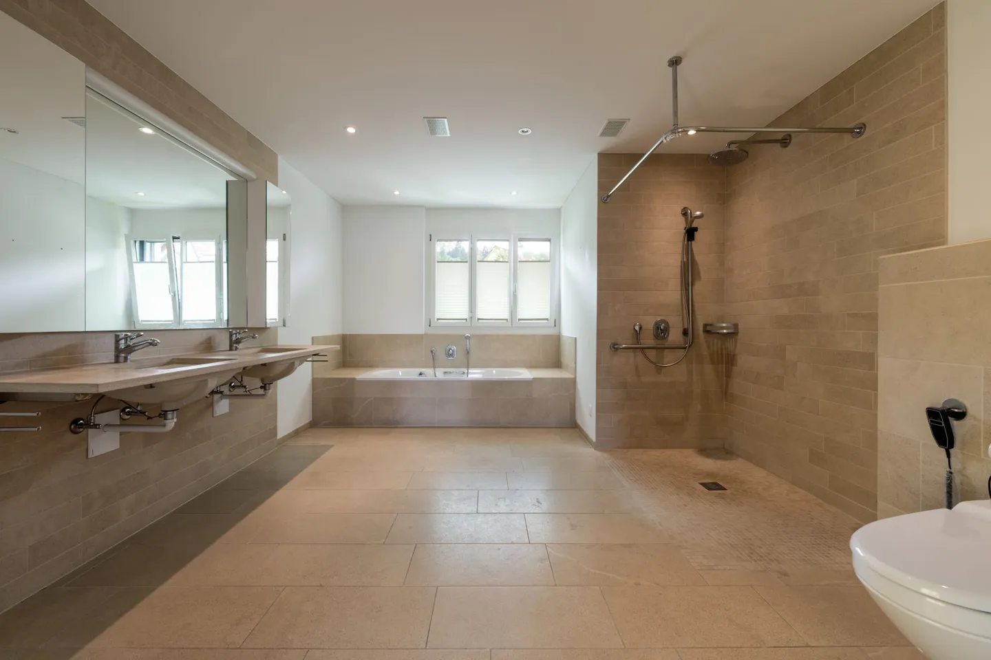 Appartamento con terrazza di 370 m2 nel verde - Foto 13 di 18