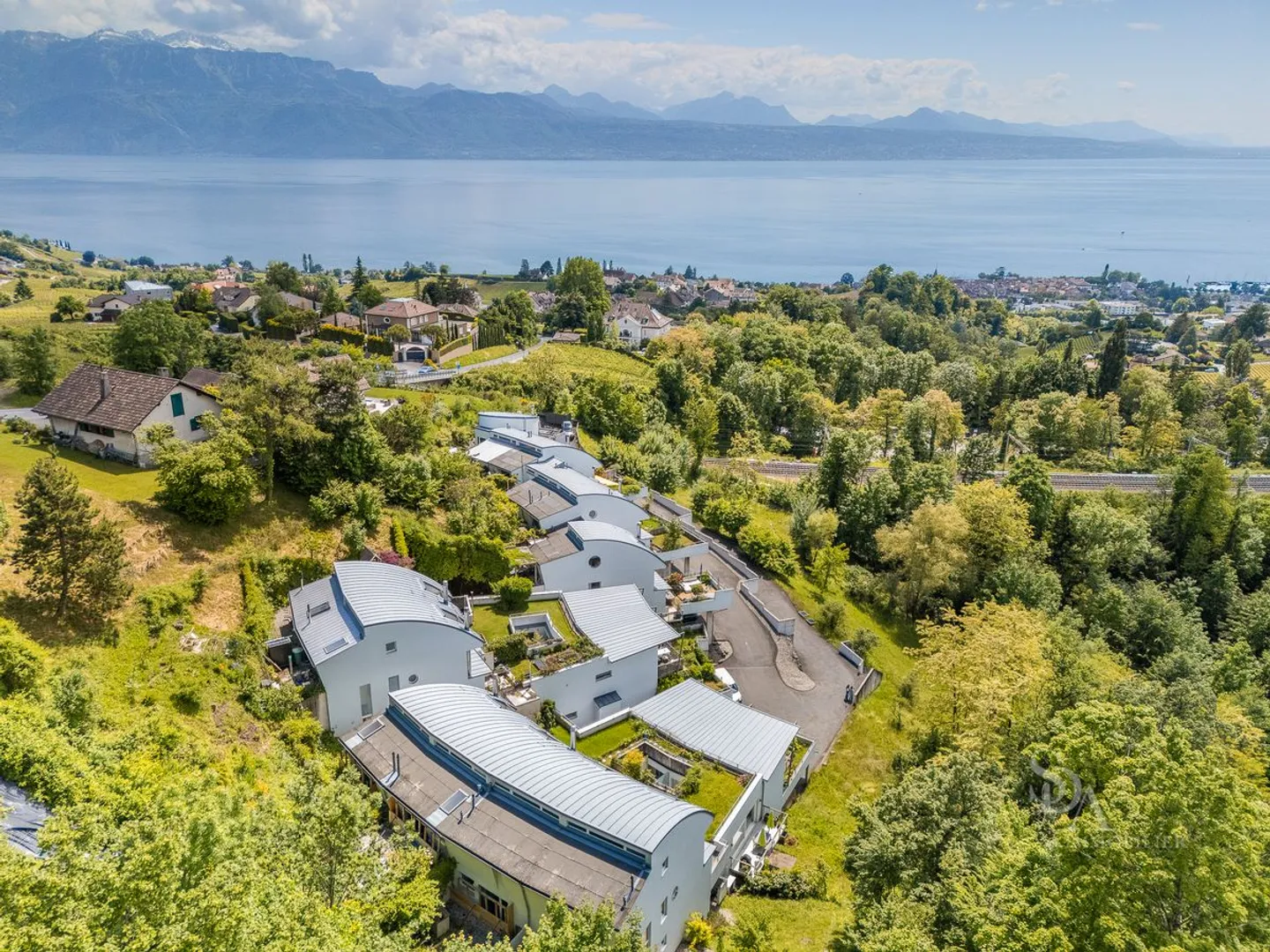 Elegante appartamento attico con vista lago - Foto 3 di 13