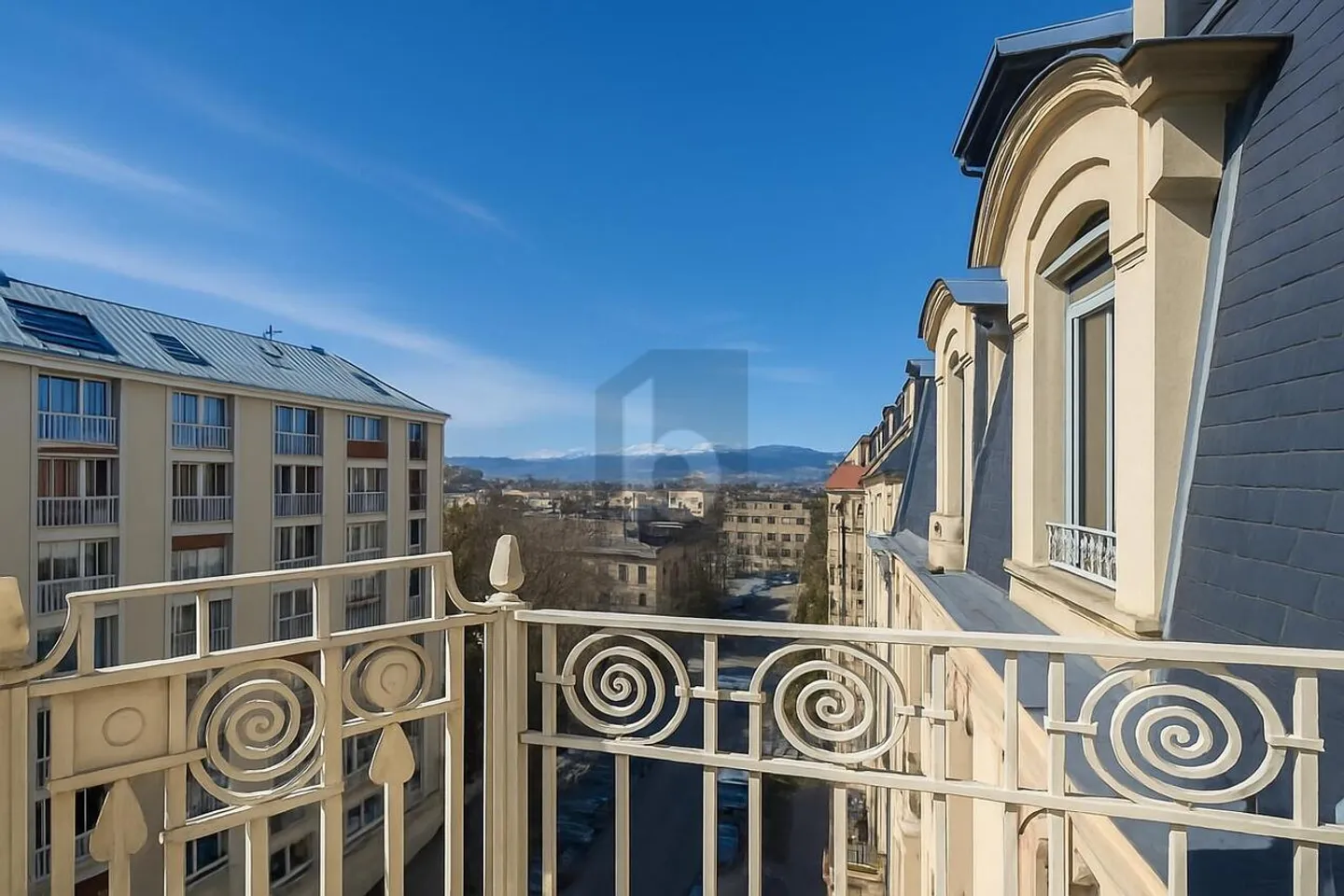 HAUSSMANNISCHE UND HOCHWERTIGE WOHNUNG MIT AUSSICHT IN CHAMPEL - Foto 1 von 6