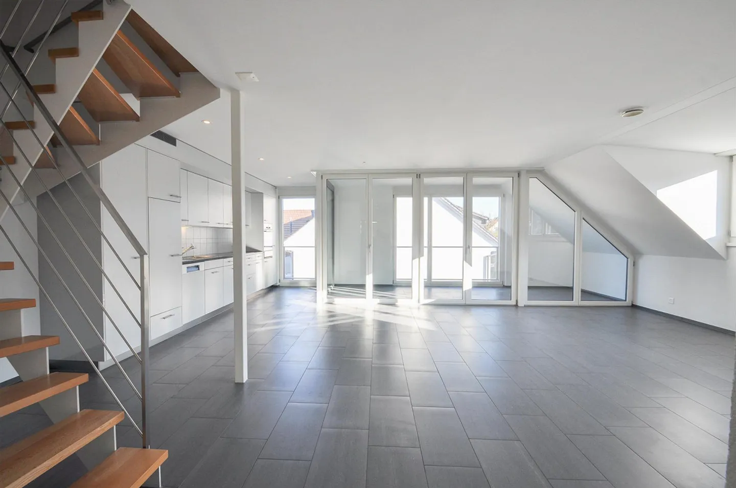 Appartamento duplex di 5 1/2 stanze nel centro di Ettingen - Foto 2 di 14