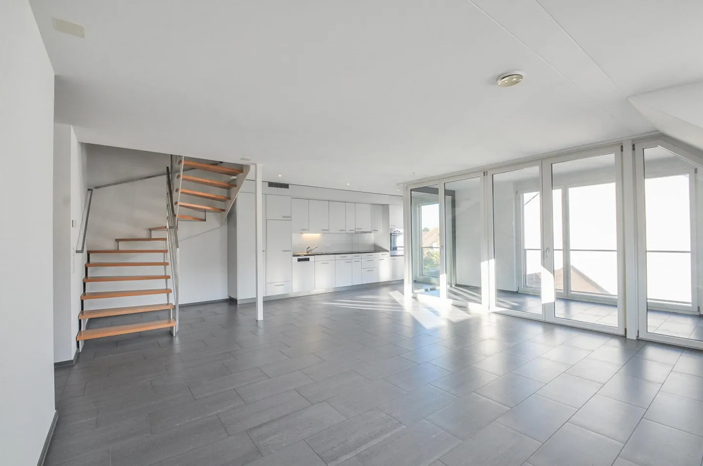 Appartamento duplex di 5 1/2 stanze nel centro di Ettingen - Foto 3 di 14
