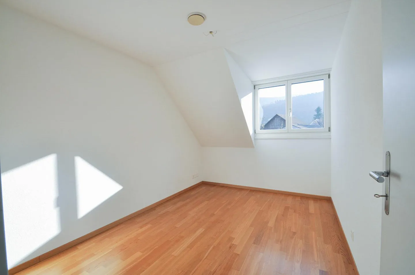 Appartamento duplex di 5 1/2 stanze nel centro di Ettingen - Foto 9 di 14