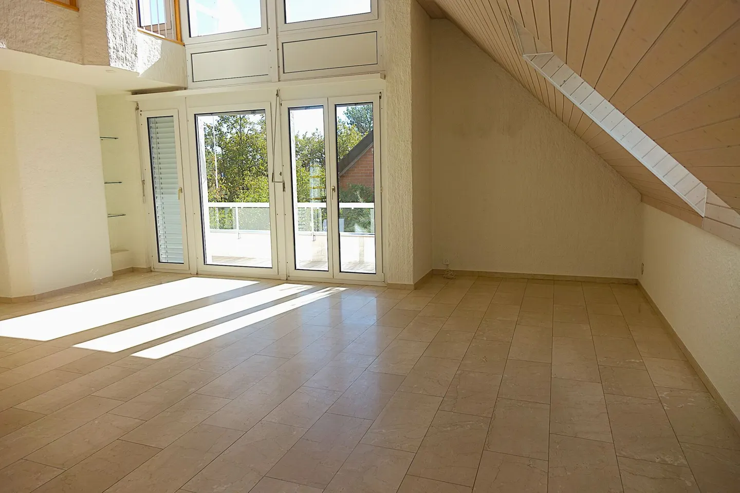 Charming attic apartment with several balconies - Photo 3 of 9