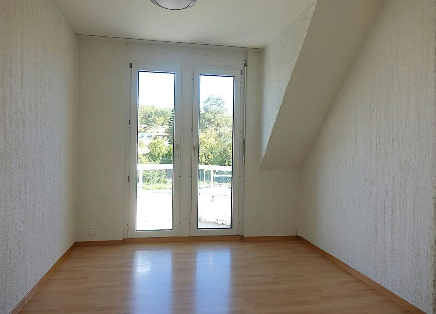 Charming attic apartment with several balconies - Photo 4 of 9