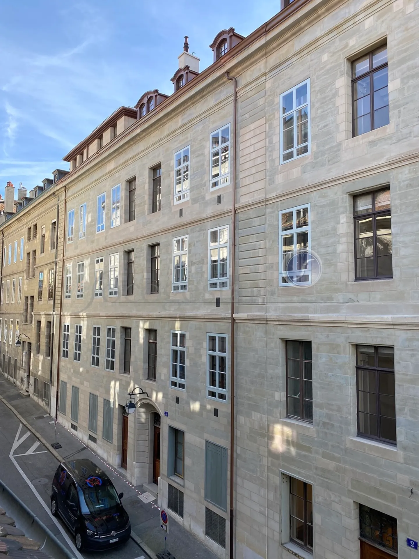 A LOUER DANS UN IMMEUBLE ANCIEN DE LA VIEILLE VILLE,  - Photo 1 sur 17