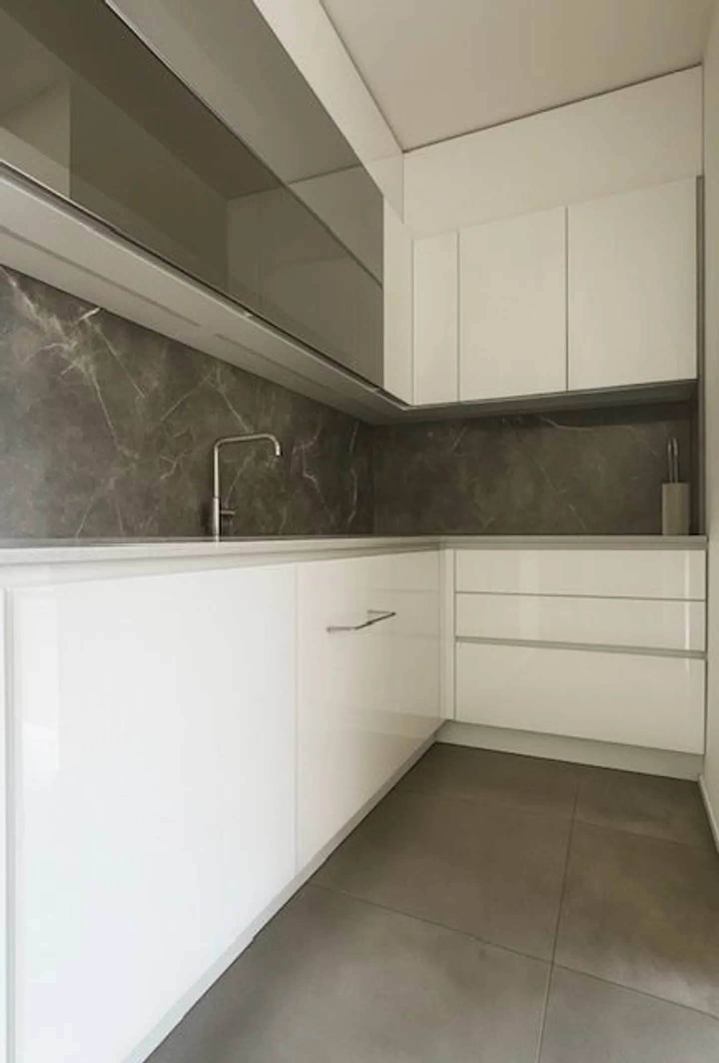 Modern Apartment with Terrace - Photo 5 of 12
