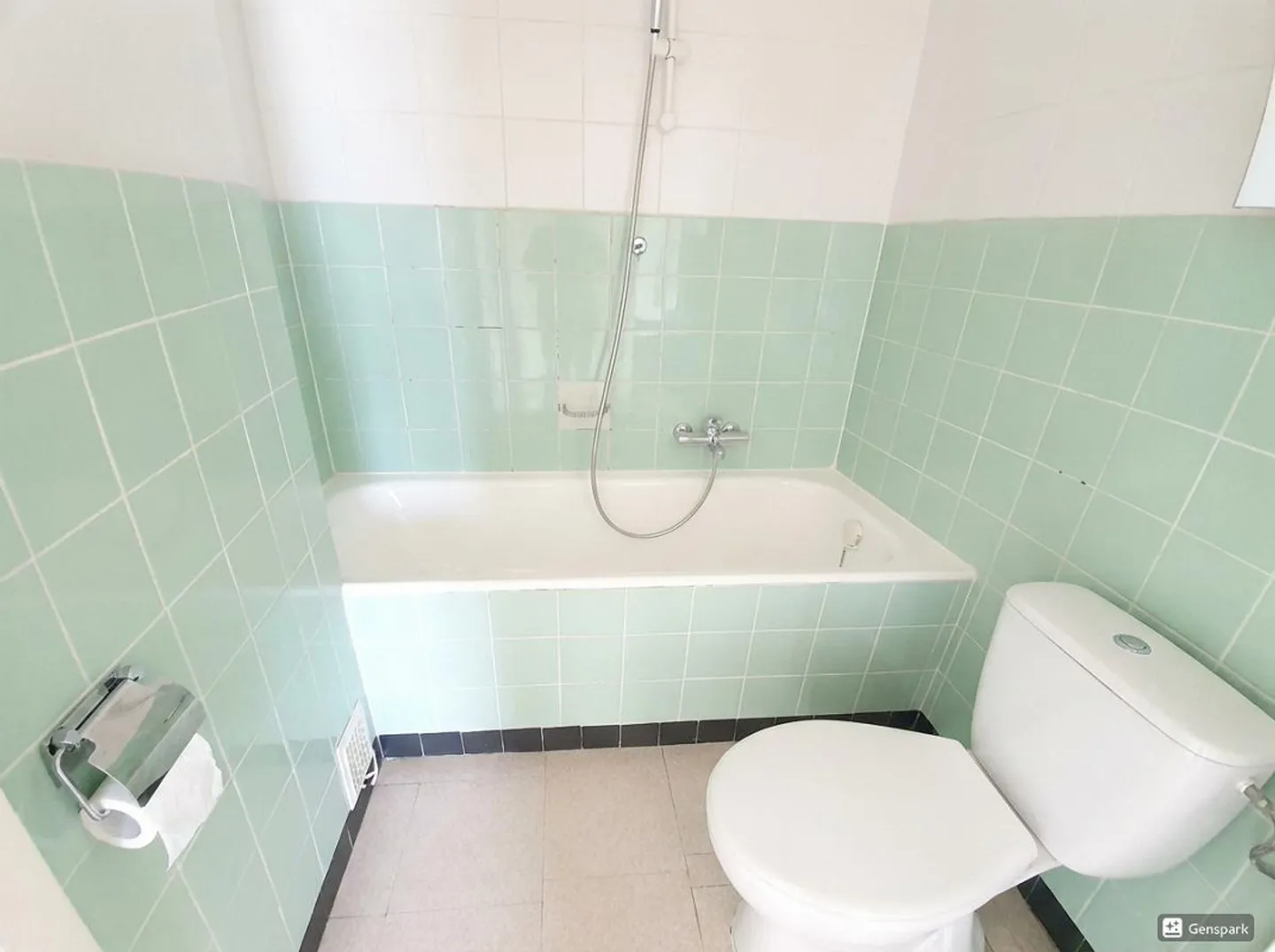 Ideal Location - Sunny - Spacious - Photo 4 of 7