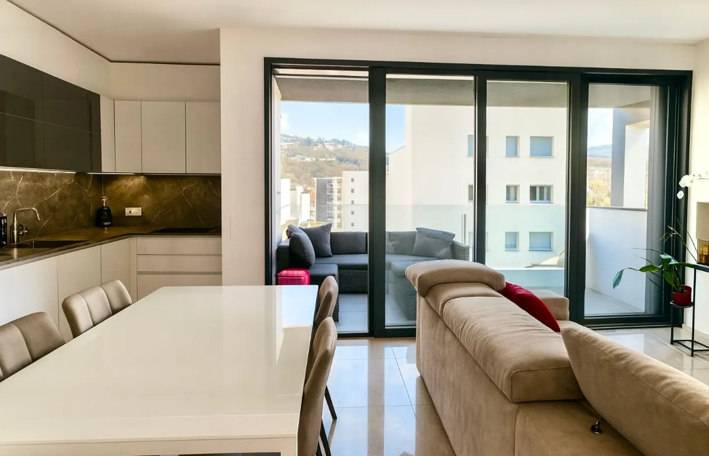Modern Apartment with Terrace - Photo 6 of 12