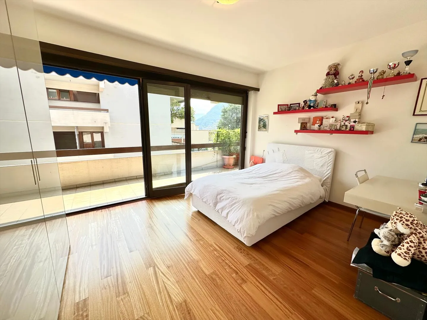 Propriété moderne et accueillante avec terrasse et accessibilité à Lugano - Photo 5 sur 8