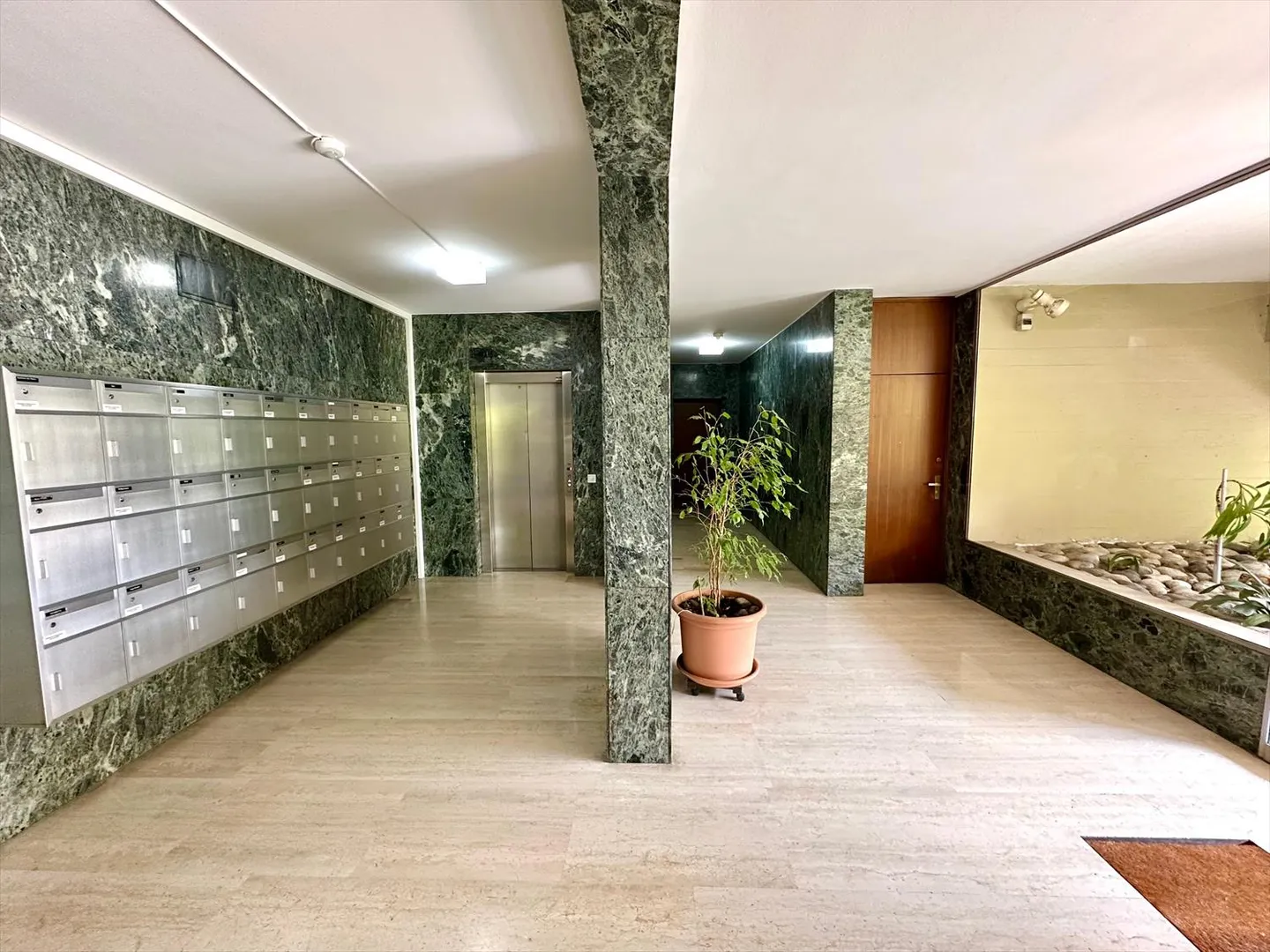 Propriété moderne et accueillante avec terrasse et accessibilité à Lugano - Photo 7 sur 8