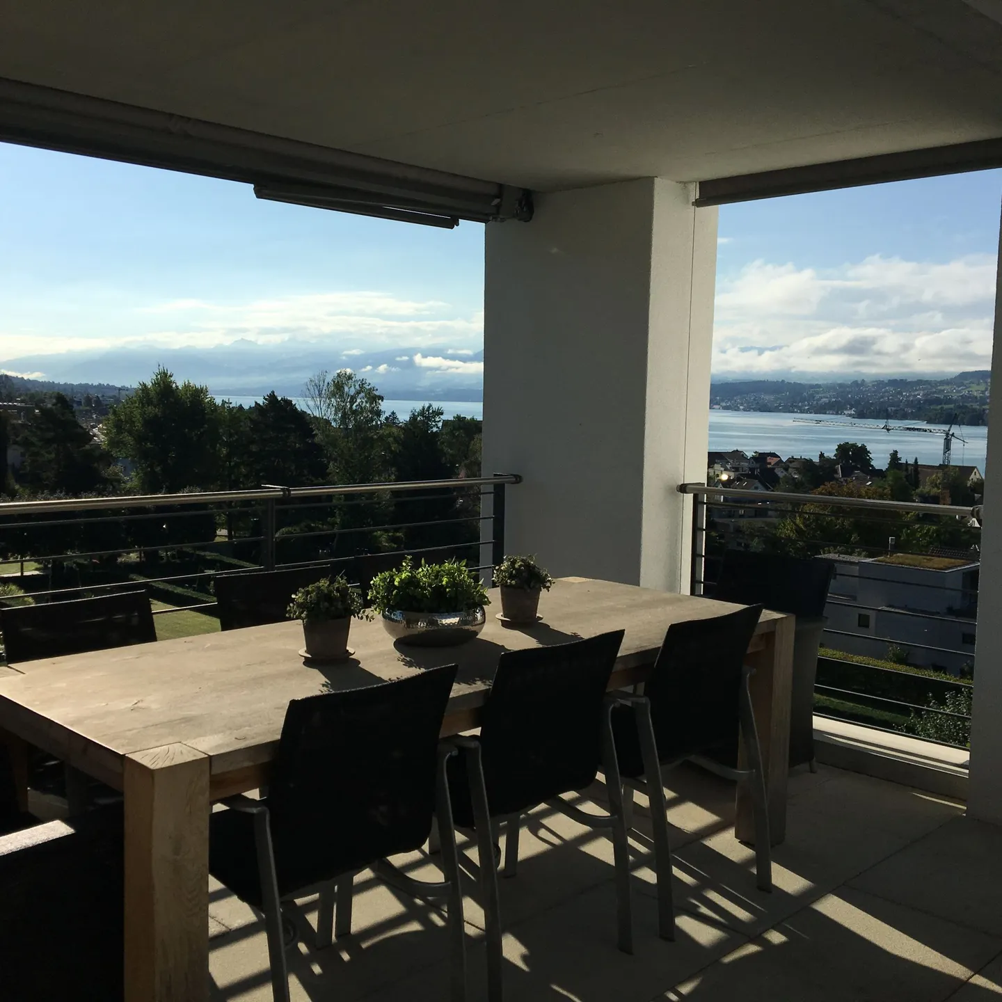 Ampio attico di 4,5 stanze con vista sulle montagne e sul lago - Foto 2 di 8