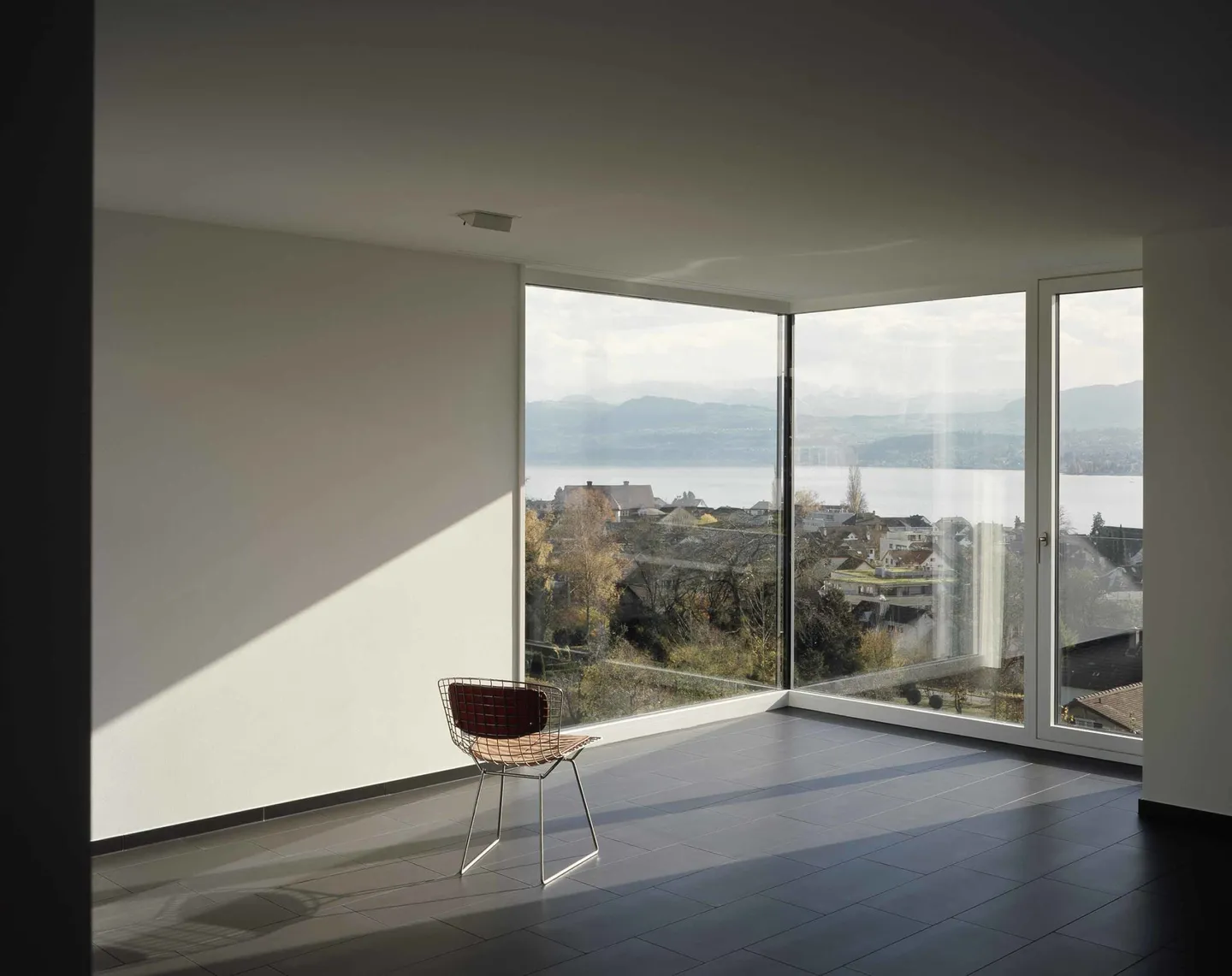 Ampio attico di 4,5 stanze con vista sulle montagne e sul lago - Foto 6 di 8
