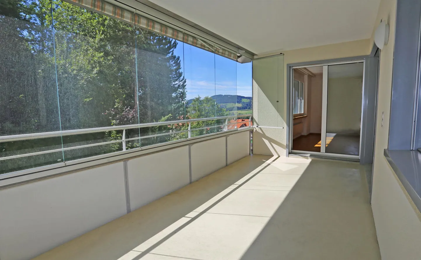 Quietly located 5.5-room apartment near the forest - Photo 2 of 7