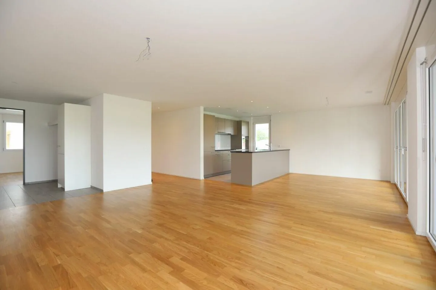 Modern 4.5 room apartment with spacious balcony! - Photo 2 of 13