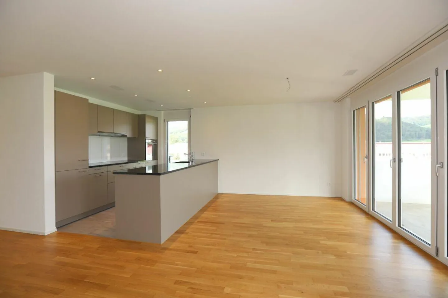 Modern 4.5 room apartment with spacious balcony! - Photo 3 of 13