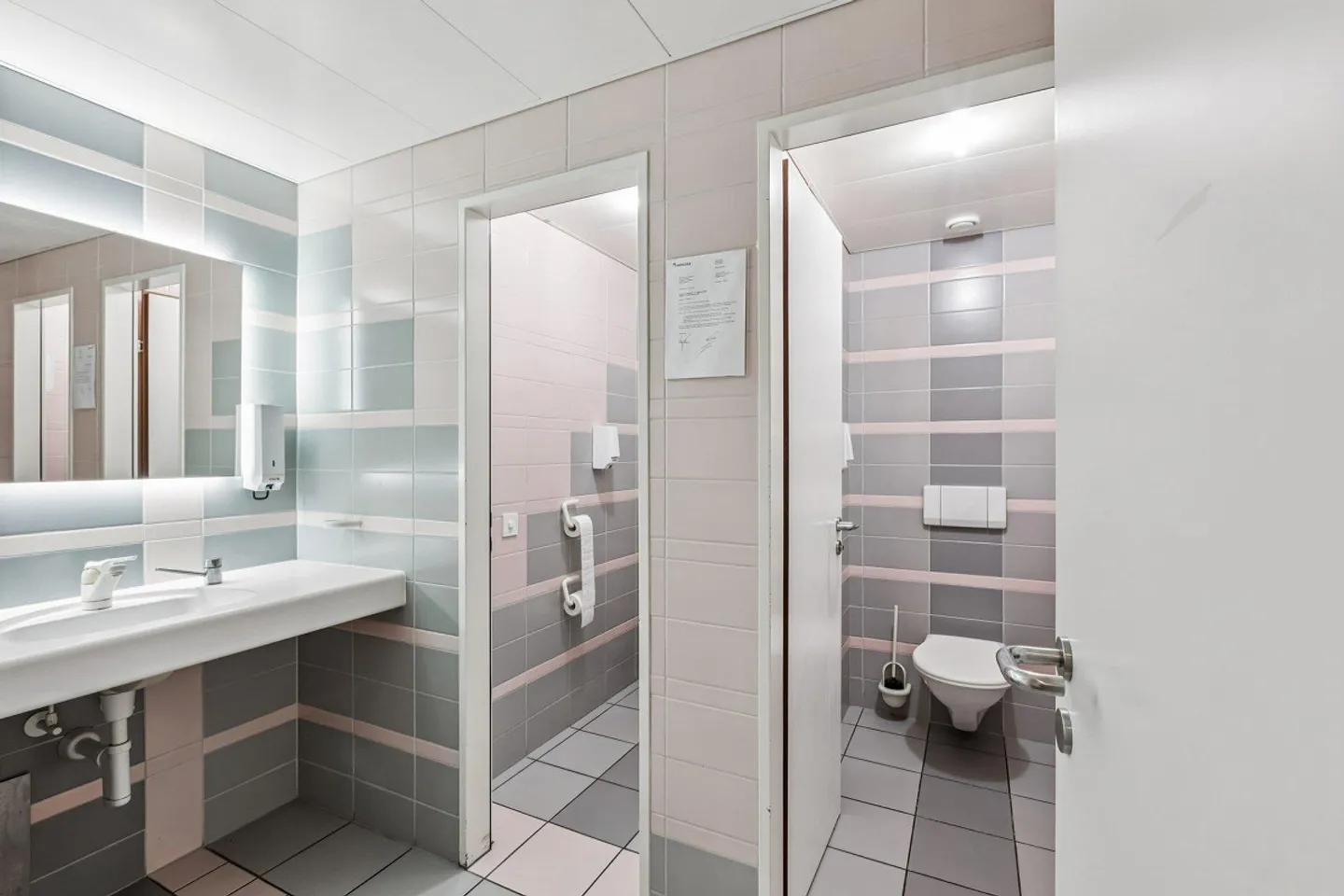 Bureau polyvalent près du centre-ville - Photo 2 sur 7